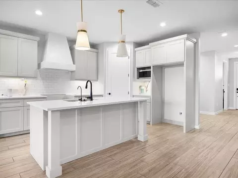 Kitchen - 1227 Sambar Lp, Laredo, TX 78045 photo 2 of 2