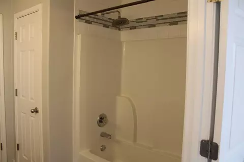 Bath - 405 Almeja Dr, Laredo, TX 78043 photo 4 of 6