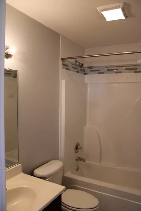 Bath - 405 Almeja Dr, Laredo, TX 78043 photo 6 of 6
