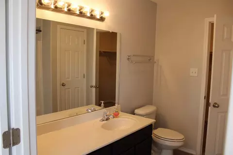 Bath - 405 Almeja Dr, Laredo, TX 78043 photo 2 of 6