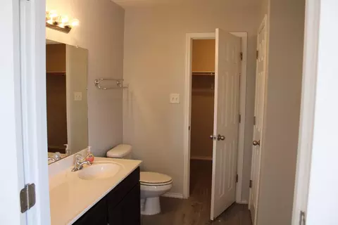 Bath - 405 Almeja Dr, Laredo, TX 78043 photo 3 of 6