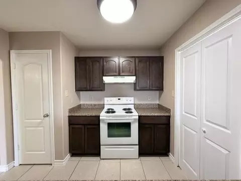 Kitchen - 512 Norwich Lp #4, Laredo, TX 78045 photo 2 of 3