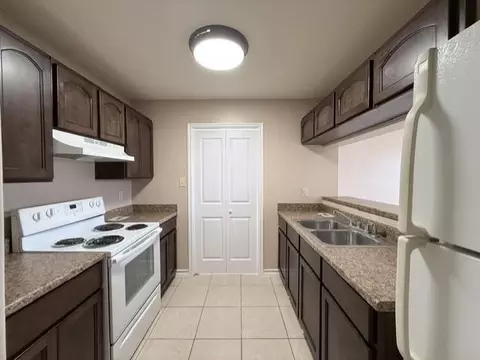 Kitchen - 512 Norwich Lp #4, Laredo, TX 78045 photo 1 of 3