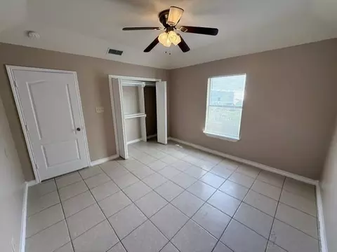 Bedroom - 512 Norwich Lp #4, Laredo, TX 78045 photo 2 of 2
