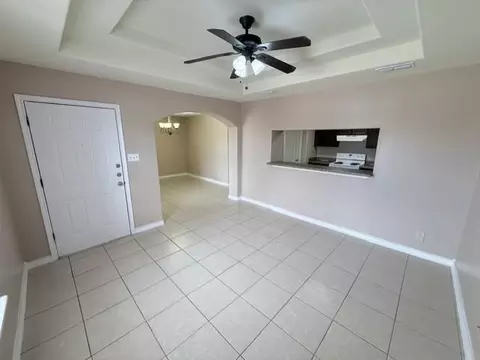 Living - 512 Norwich Lp #4, Laredo, TX 78045 photo 1 of 3