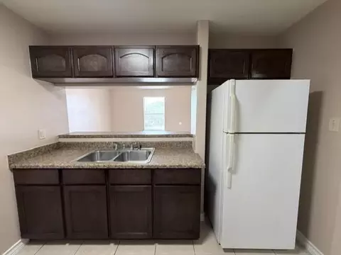 Kitchen - 512 Norwich Lp #4, Laredo, TX 78045 photo 3 of 3