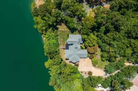 718 Riveredge Ln, Dandridge, TN 37725