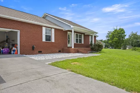 910 Red Oak Ln, Dandridge, TN 37725