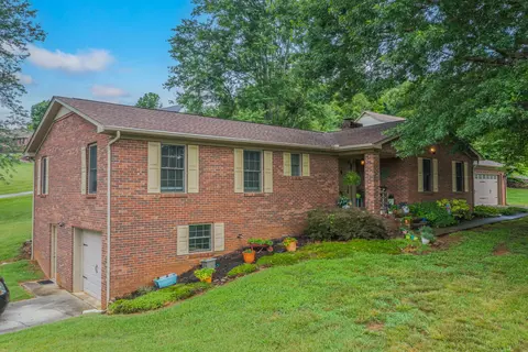 1535 Pin Oak Dr, Morristown, TN 37814