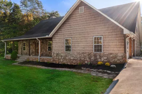 922 N East End Rd, Strawberry Plains, TN 37871