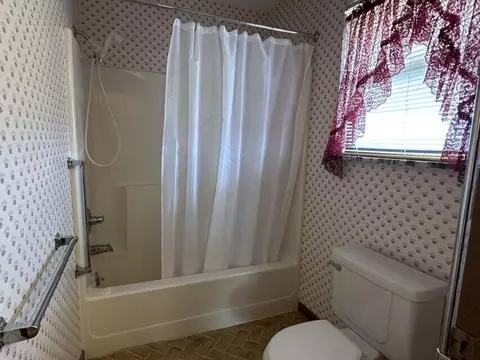 Bath - 65 White Rd, Greeneville, TN 37745 photo 4 of 4
