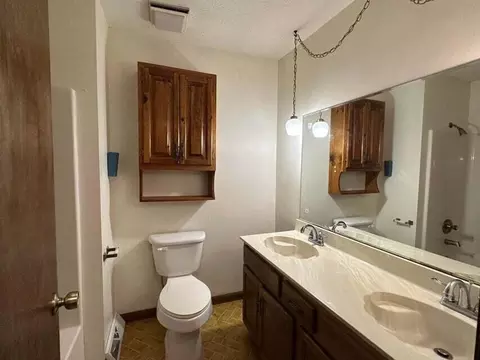 Bath - 65 White Rd, Greeneville, TN 37745 photo 2 of 4