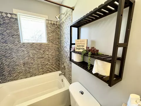 Bath - 1624 Pleasant View Dr, Talbott, TN 37877 photo 2 of 6