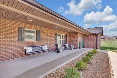 135 Crosslake Ln, Dandridge, TN 37725