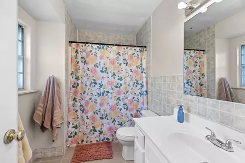Bath - 925 Ronald Dr, Talbott, TN 37877 photo 2 of 3