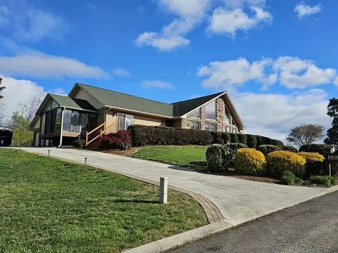 506 River Chase Ln, Dandridge, TN 37725