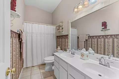Bath - 6916 Westgate Cir, Talbott, TN 37877 photo 1 of 2