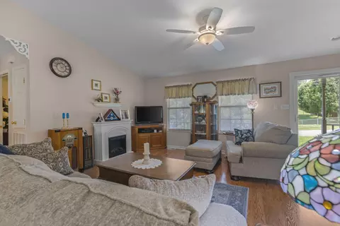 Living - 6916 Westgate Cir, Talbott, TN 37877 photo 2 of 3