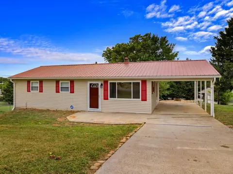 1080 Hale Rd, Dandridge, TN 37725