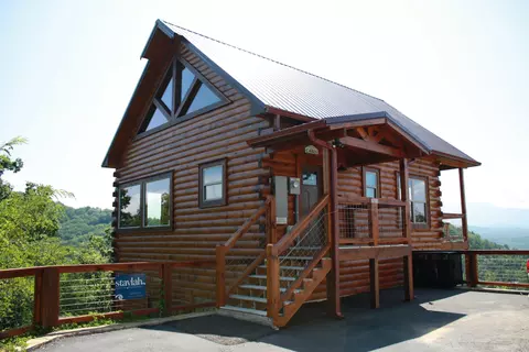 2028 Starr Crest Dr, Sevierville, TN 37876