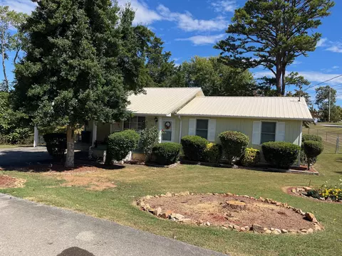 814 Lakeshore Dr, Dandridge, TN 37725