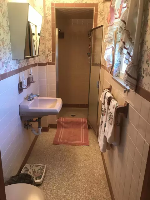 Bath - 593 Meek St, Talbott, TN 37877 photo 2 of 2
