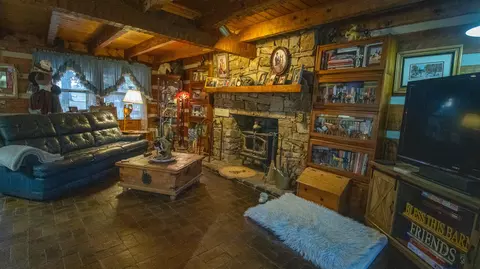 Living - 1154 Lakeshore Rd, Talbott, TN 37877 photo 2 of 4