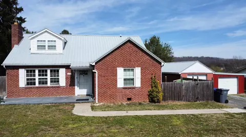1273 Lakeview Dr, Dandridge, TN 37725