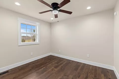 Bedroom - 686 Lakeshore Rd, Talbott, TN 37877 photo 2 of 6