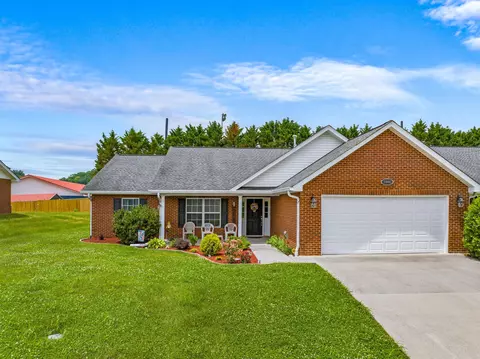 1046 Patriot Landing Dr, Dandridge, TN 37725