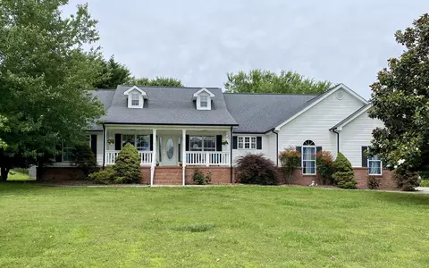 1957 Lakebrook Cir, Dandridge, TN 37725