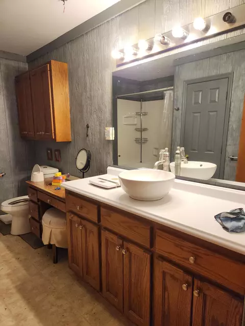 Bath - 204 Clearview Dr, Bean Station, TN 37708 photo 2 of 2