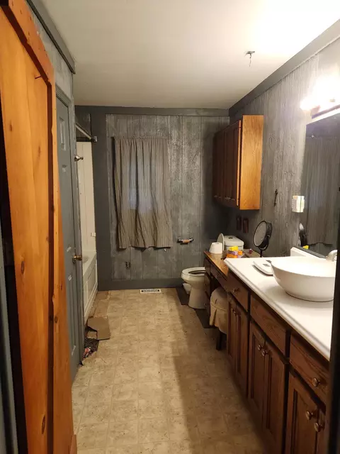 Bath - 204 Clearview Dr, Bean Station, TN 37708 photo 1 of 2