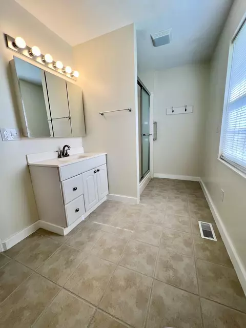 Bath - 993 Lakeshore Rd, Talbott, TN 37877 photo 2 of 3