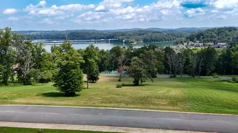 2450 Starboard Crest Rd, Morristown, TN 37814