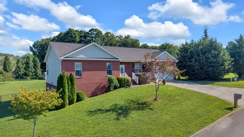 1806 Pheasant Crossing Dr, Dandridge, TN 37725