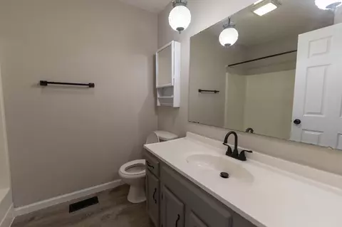 Bath - 6925 Westgate Cir, Talbott, TN 37877 photo 2 of 5