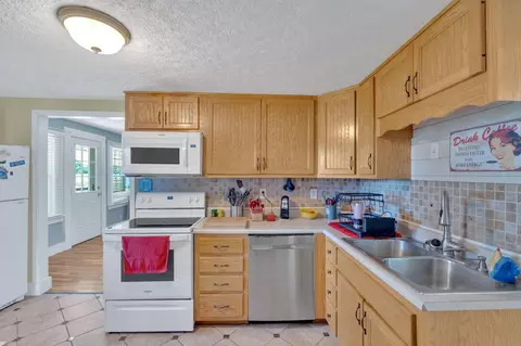 Kitchen - 1607 Tater Hill Rd, Bean Station, TN 37708 photo 2 of 3