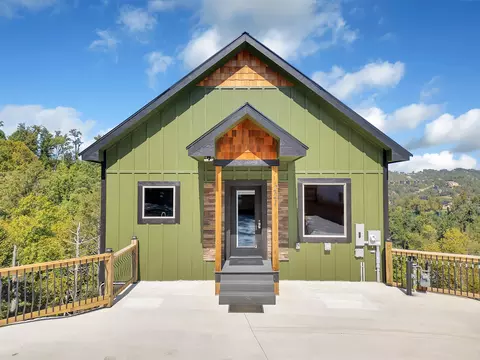 221 Chimney Tops Way, Gatlinburg, TN 37738