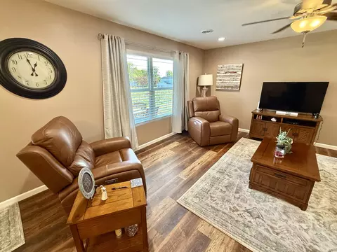 Living - 1071 Evan Ct, Jefferson City, TN 37760 photo 2 of 4
