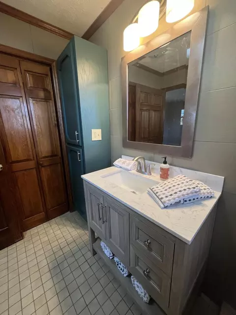 Bath - 818 Shaver Dr, Talbott, TN 37877 photo 3 of 7