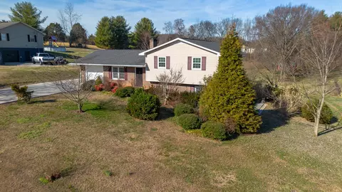 412 George Washington Dr, Dandridge, TN 37725