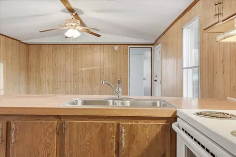 Kitchen - 254 Country Pl, Bean Station, TN 37708 photo 2 of 2
