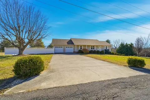 612 Briarwood Dr, Dandridge, TN 37725