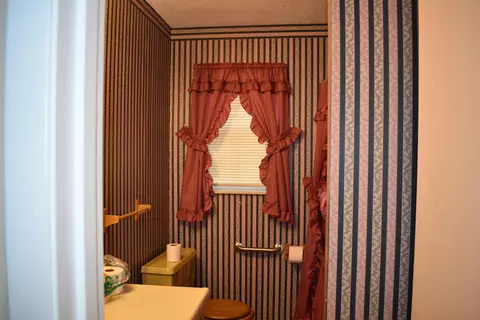 Bath - 175 Lakeshore Dr, Bean Station, TN 37708 photo 1 of 2
