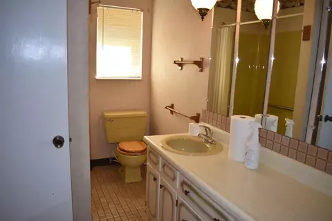 Bath - 175 Lakeshore Dr, Bean Station, TN 37708 photo 2 of 2