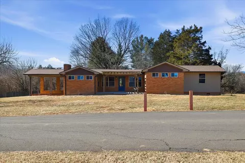 220 Phyllis Dr, Bean Station, TN 37708
