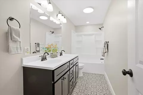 Bath - 220 Phyllis Dr, Bean Station, TN 37708 photo 1 of 2