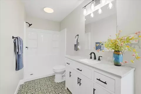 Bath - 220 Phyllis Dr, Bean Station, TN 37708 photo 2 of 2