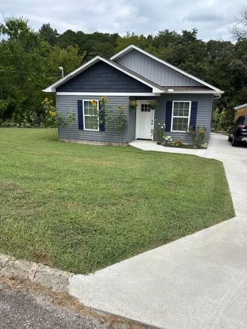 1390 Avery Cir, Lenoir City, TN 37772